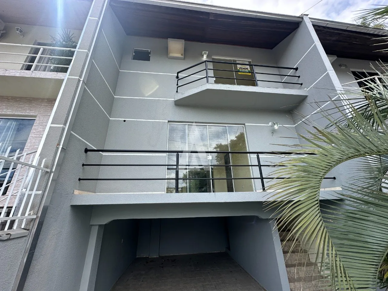 Sobrado Geminado triplex, com 1 suite mais 2 quartos - Bairro Floresta- Joinville - SC - foto 1