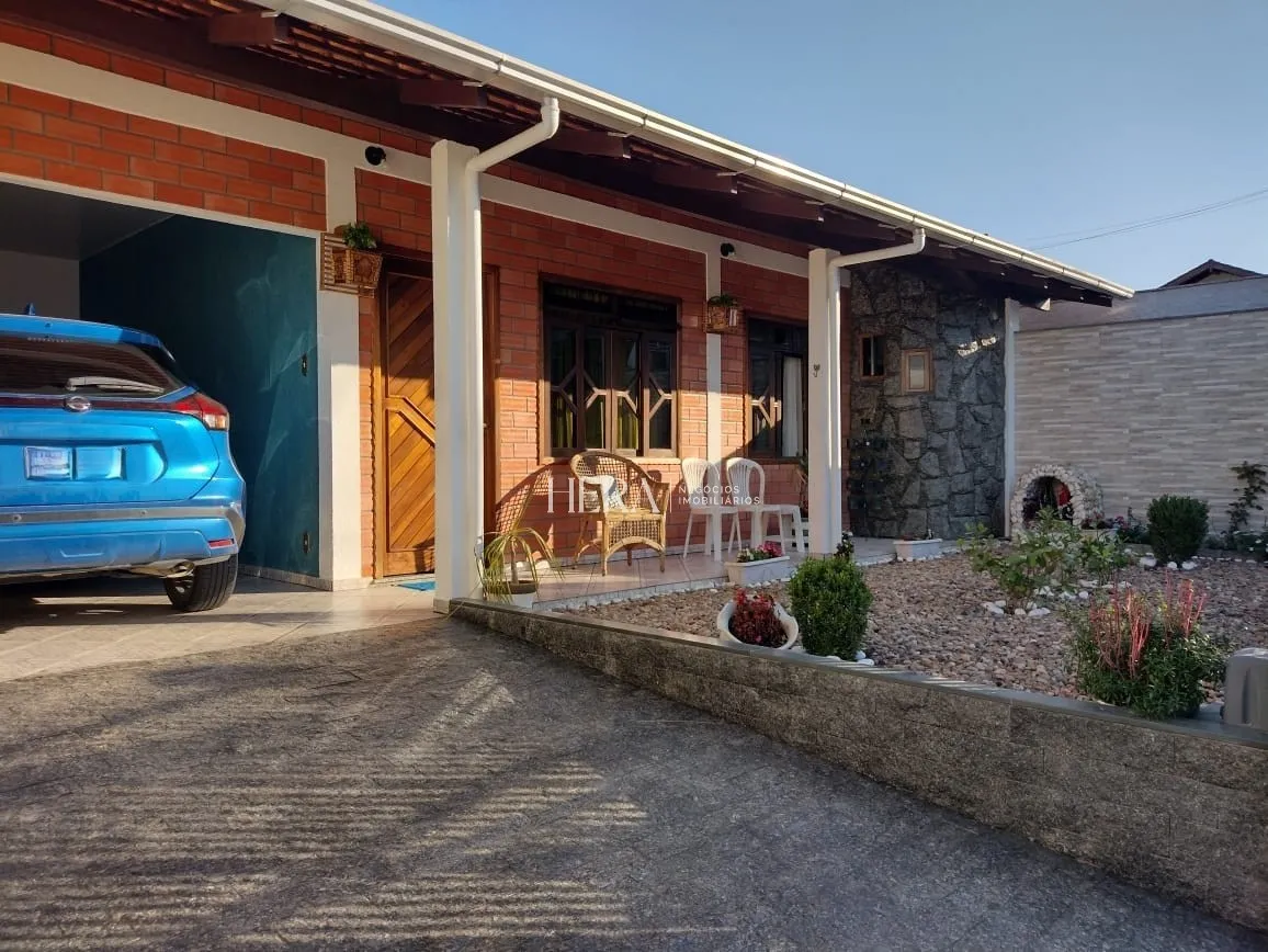 Casa semimobiliado com 03 dormitórios sendo 01 suíte no bairro Itoupavazinha em Blumenau! - foto 1