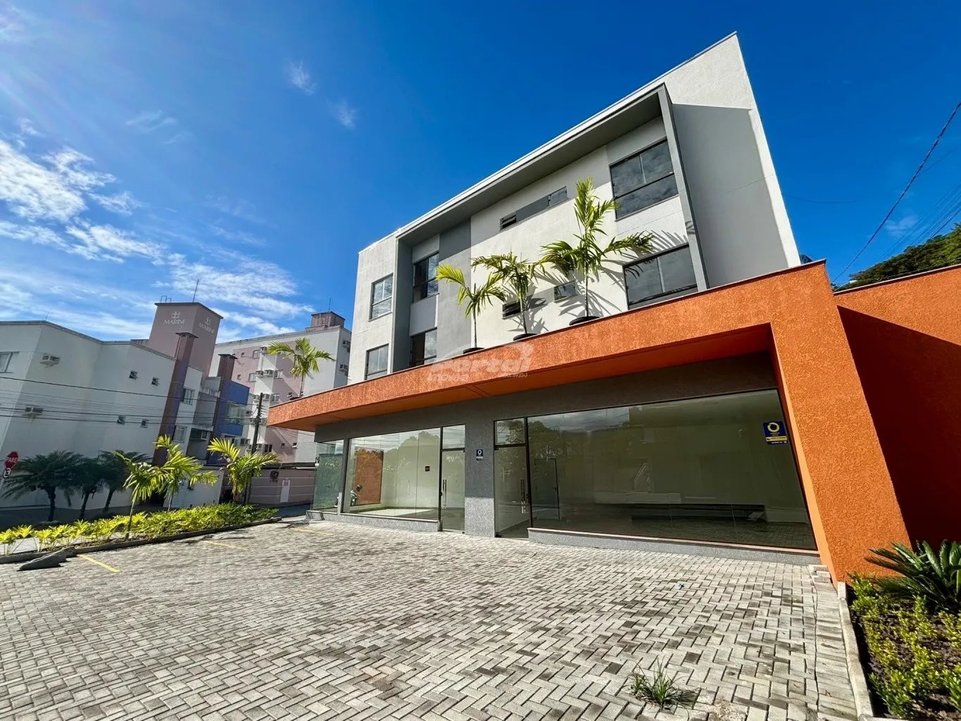 Apartamento de 35m, com ambiente funcional e bem distribuído, com 01 dormitório aconchegante, sala de estar integrada com rack para TV e uma cozinha com móveis sob medida. Conta com banheiro social integrado à área de serviço e 01 vaga de garagem coberta. - foto 1