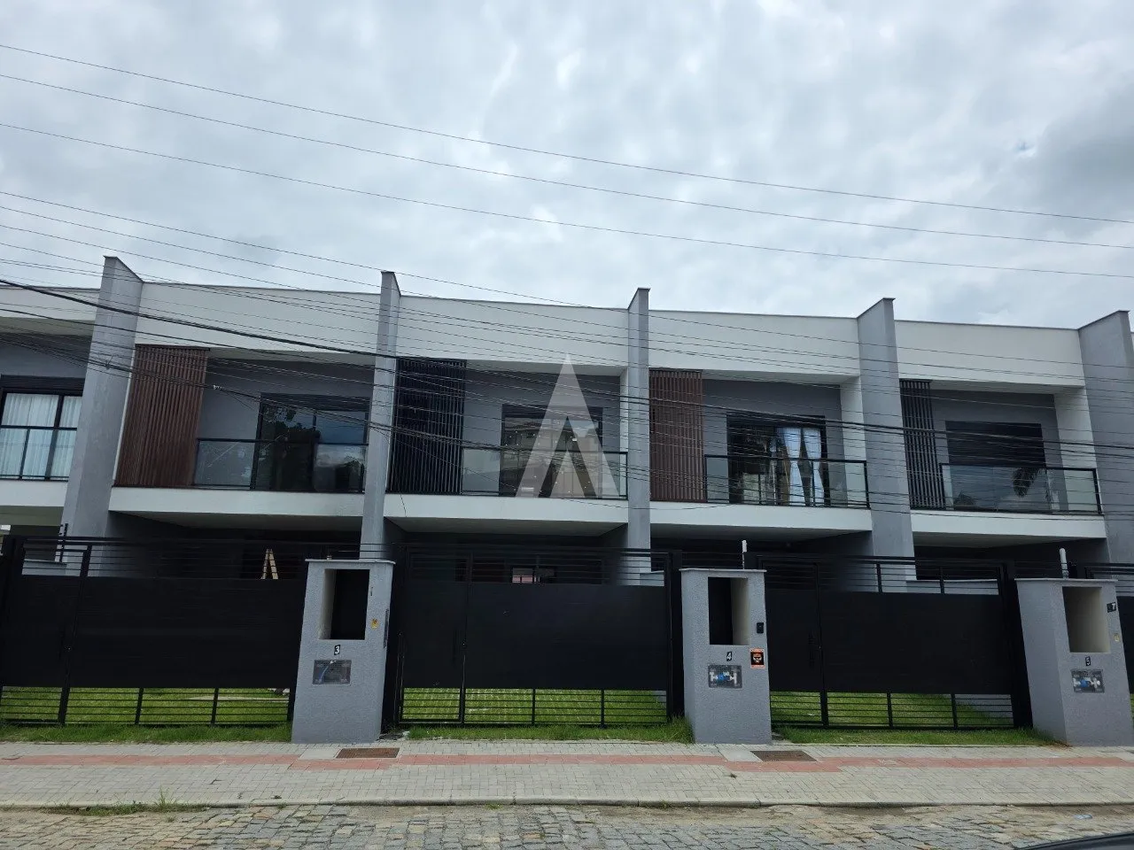 Sobrado geminado com 1 suíte e 2 quartos à venda no bairro Glória em Joinville-SC por R$769.000,00. - foto 1