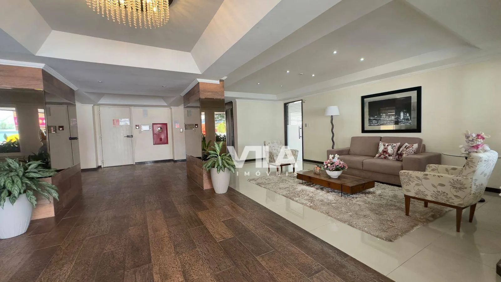 Apartamento Amplo com uma Suíte e um Quarto e 2 Vagas Individuais — foto 2
