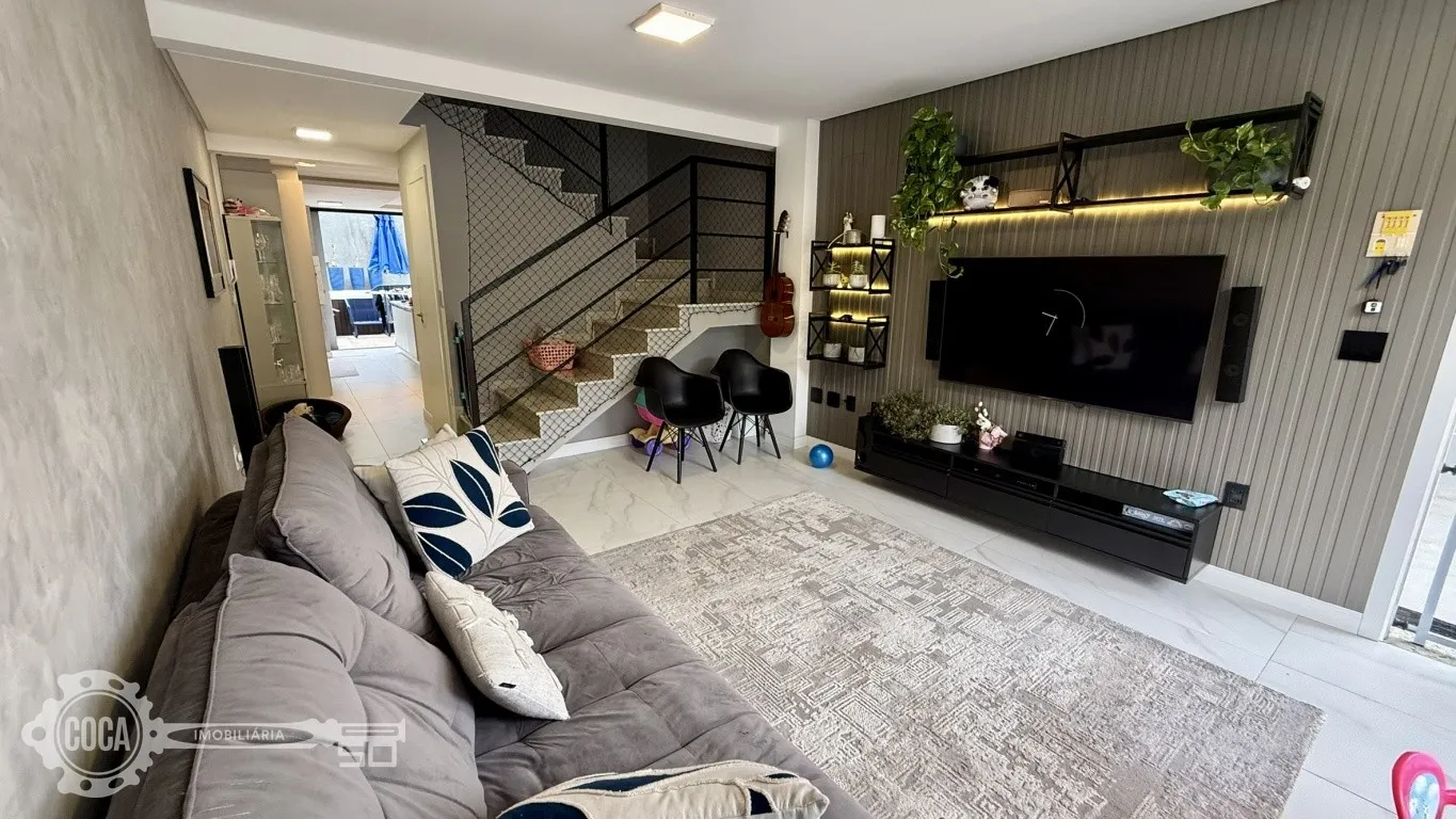 Sobrado de alto padrão em Blumenau | 4 Dormitórios (sendo 2 suítes) | Banheira de hidromassagem | Condomínio fechado com piscina - foto 1