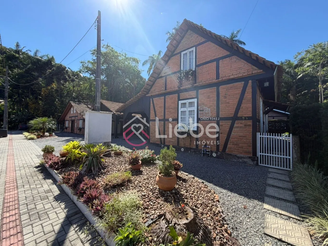 Imóvel/Pousada no Centro da Cidade de Pomerode com 257,47m de área construída, com 03 CASAS em estilo Enxaimel todas mobiliadas (Porteira Fechada) com negócio consolidado e faturando na locação de curta temporada (AirBnB) há mais de dois anos. - foto 1