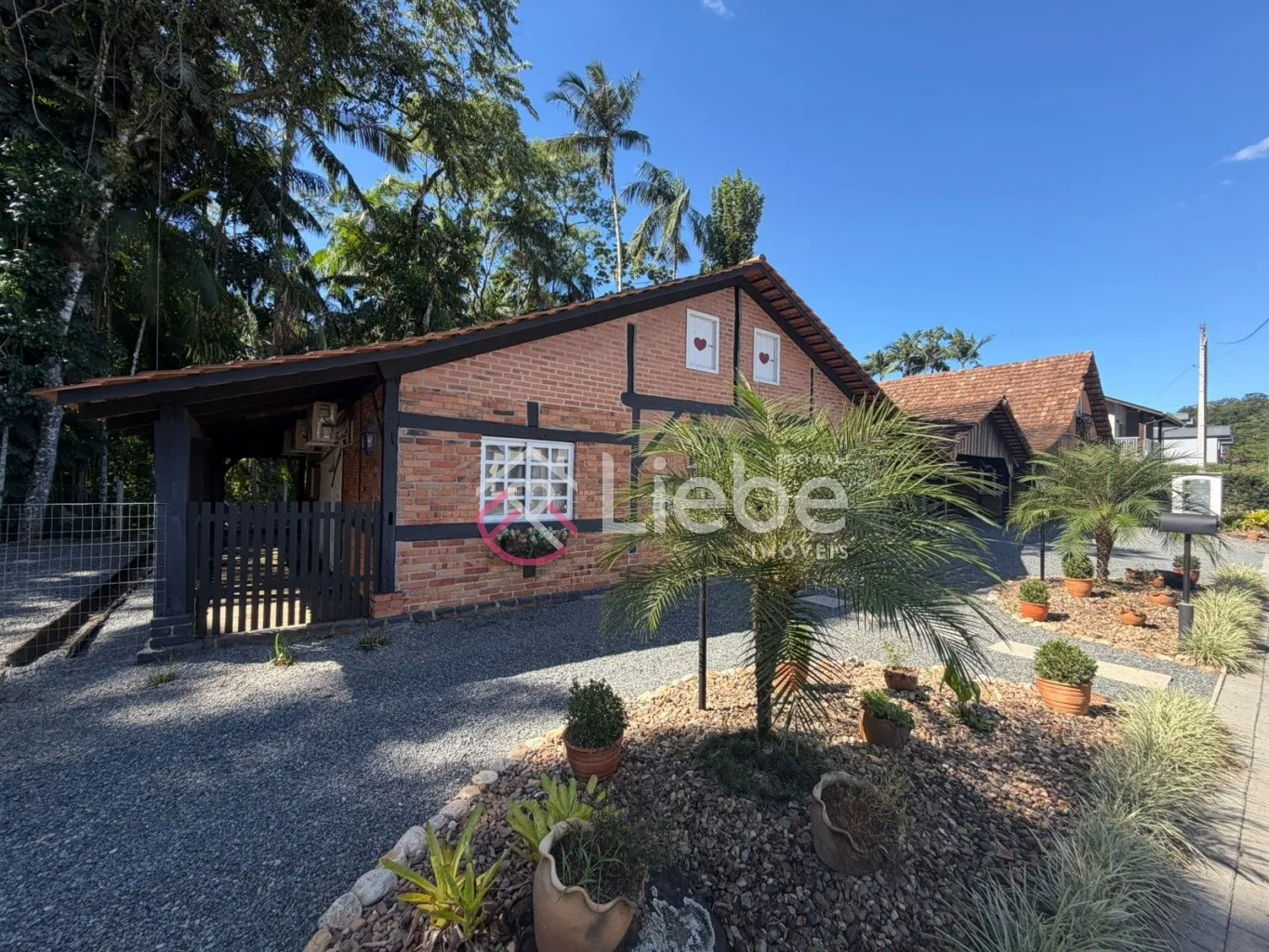 Imóvel/Pousada no Centro da Cidade de Pomerode com 257,47m de área construída, com 03 CASAS em estilo Enxaimel todas mobiliadas (Porteira Fechada) com negócio consolidado e faturando na locação de curta temporada (AirBnB) há mais de dois anos. — foto 2