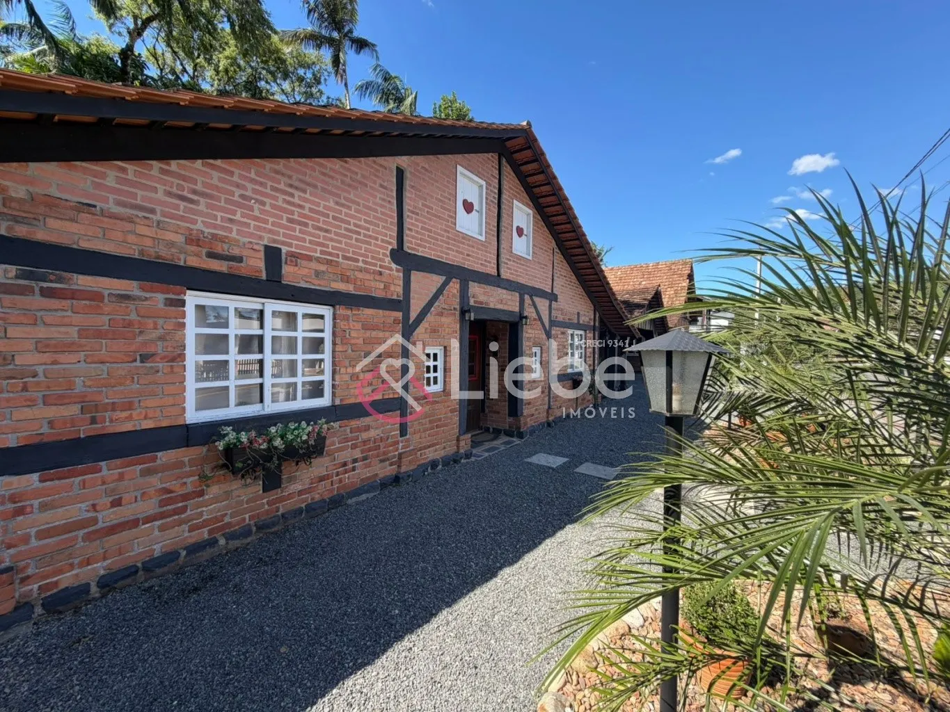 Imóvel/Pousada no Centro da Cidade de Pomerode com 257,47m de área construída, com 03 CASAS em estilo Enxaimel todas mobiliadas (Porteira Fechada) com negócio consolidado e faturando na locação de curta temporada (AirBnB) há mais de dois anos. — foto 3