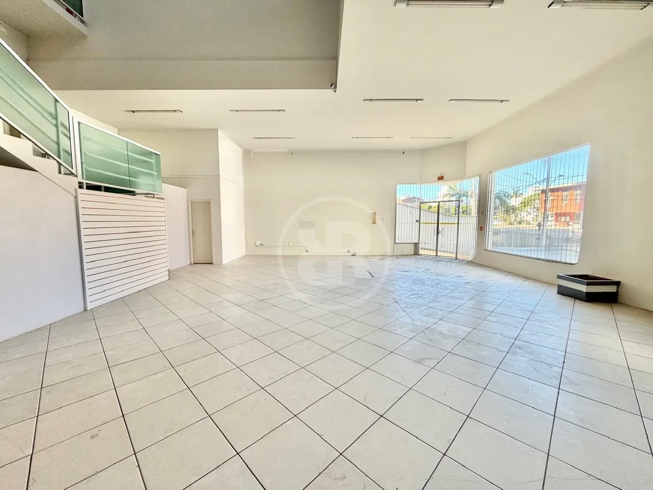 Prédio Comercial com 747, 96 m de 3 Pavimentos, Docas, Elevador de Carga e descarga e 10 Vagas Próx. ao Centro, para aluguel - foto 1