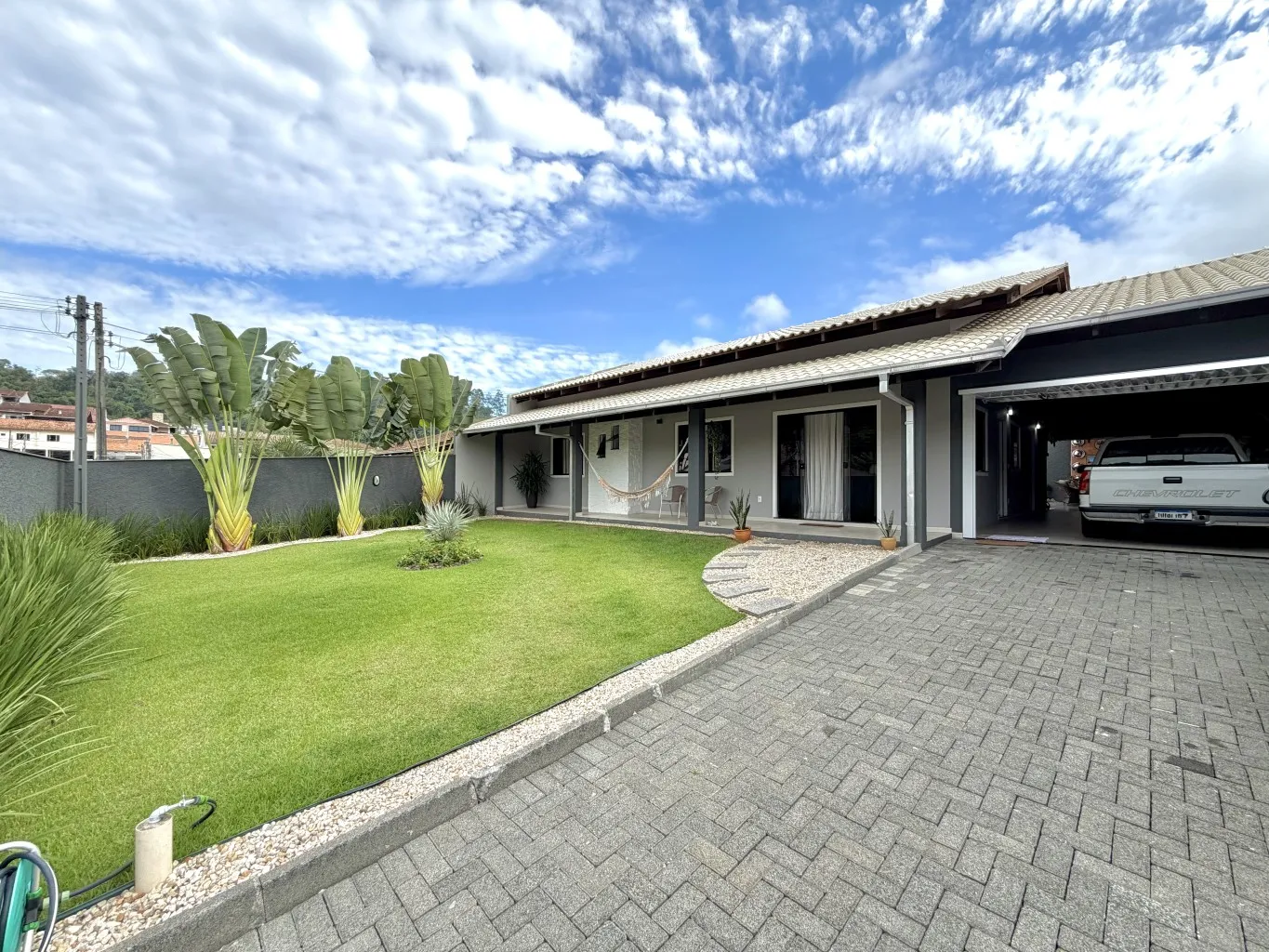 Casa de Alvenaria com 3 dormitórios (1 suíte), sala ampla, cozinha, lavação e BWC. Parte externa com garagem para 3 veículos e uma bela área de lazer com churrasqueira. - foto 1