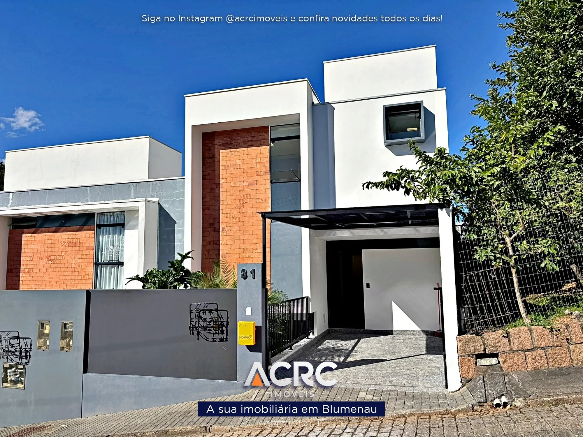 ACRC Imóveis - - Sobrado de 03 Andares com Piscina para Venda no Bairro Água Verde em Blumenau - foto 1