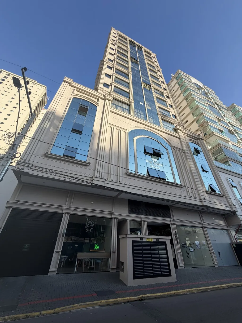 APARTAMENTO À VENDA - ITAPEMA - 3 SUITES - CONFORTO, ELEGÂNCIA E LOCALIZAÇÃO PRIVILEGIADA - foto 1