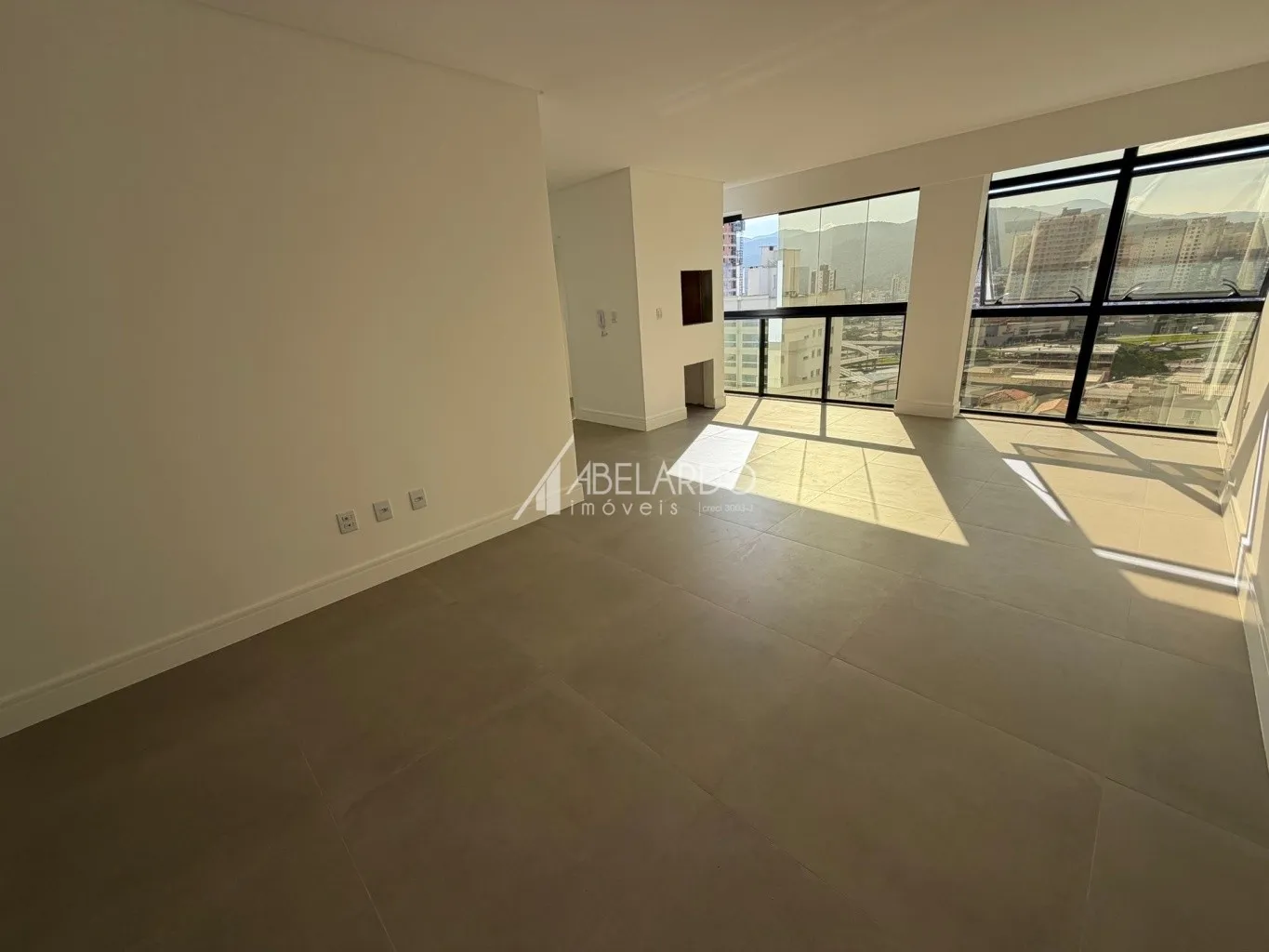 APARTAMENTO À VENDA - ITAPEMA - 3 SUITES - CONFORTO, ELEGÂNCIA E LOCALIZAÇÃO PRIVILEGIADA - foto 1