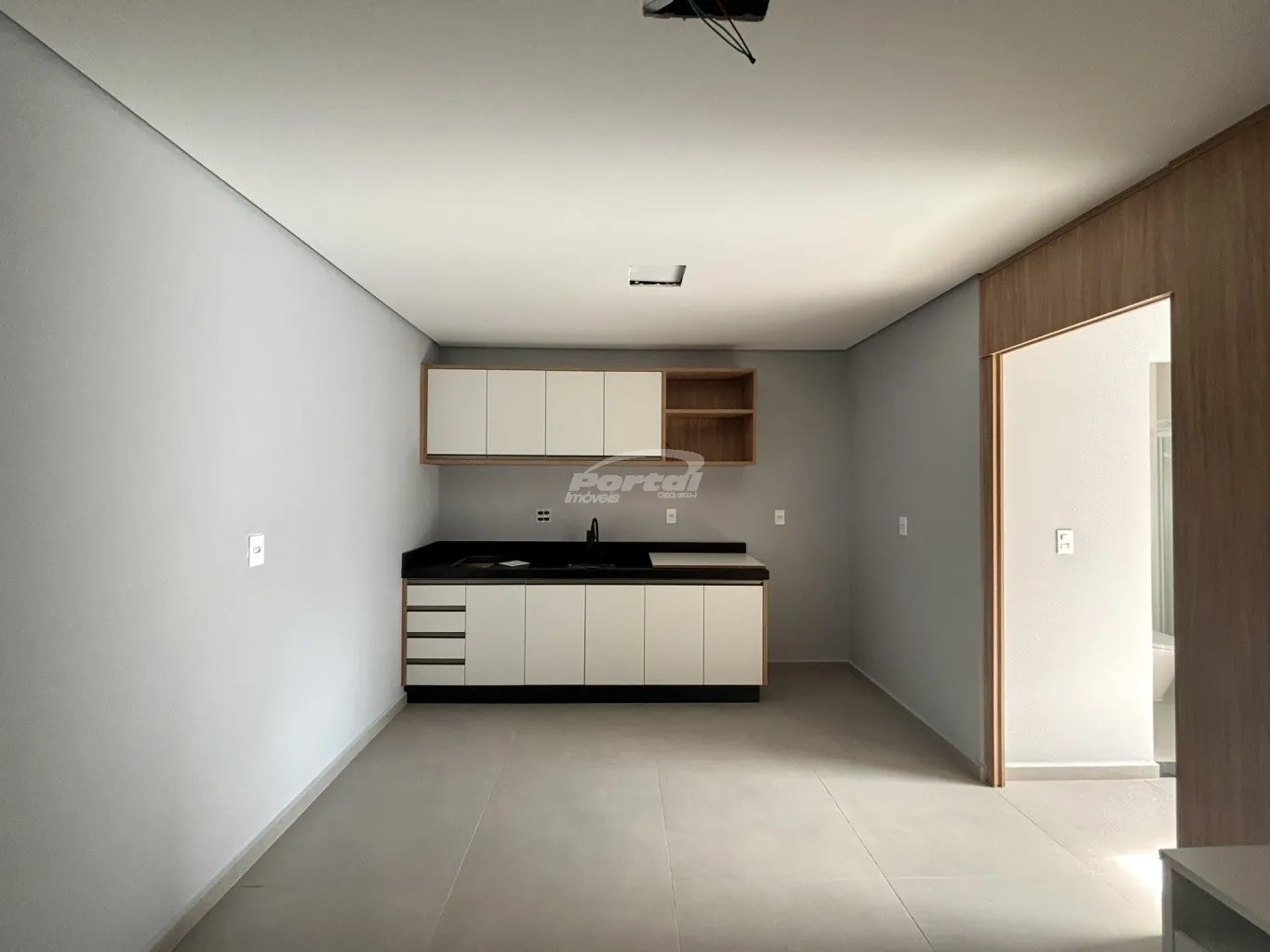 Apartamento de 35m, com ambiente funcional e bem distribuído, com 01 dormitório aconchegante, sala de estar integrada com rack para TV e uma cozinha com móveis sob medida. Conta com banheiro social integrado à área de serviço e 01 vaga de garagem coberta. — foto 6