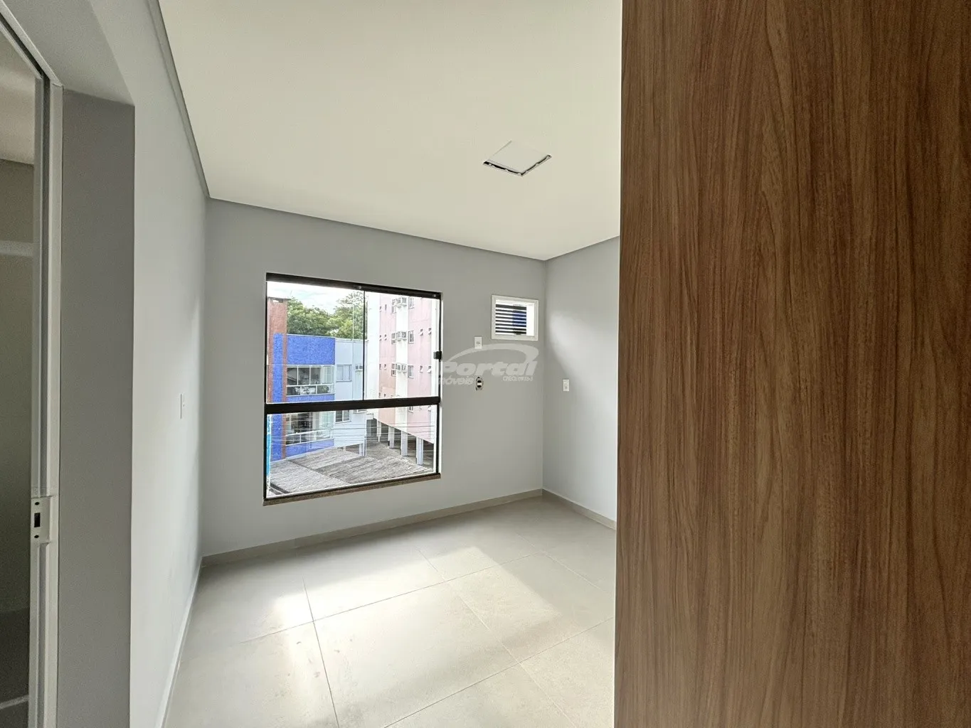 Apartamento de 35m, com ambiente funcional e bem distribuído, com 01 dormitório aconchegante, sala de estar integrada com rack para TV e uma cozinha com móveis sob medida. Conta com banheiro social integrado à área de serviço e 01 vaga de garagem coberta. — foto 2