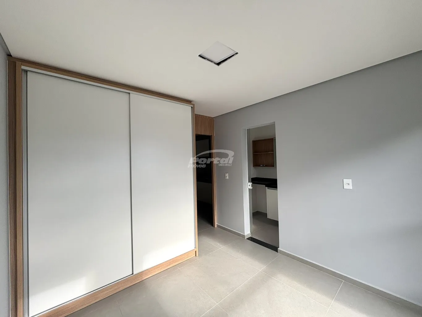 Apartamento de 35m, com ambiente funcional e bem distribuído, com 01 dormitório aconchegante, sala de estar integrada com rack para TV e uma cozinha com móveis sob medida. Conta com banheiro social integrado à área de serviço e 01 vaga de garagem coberta. — foto 4