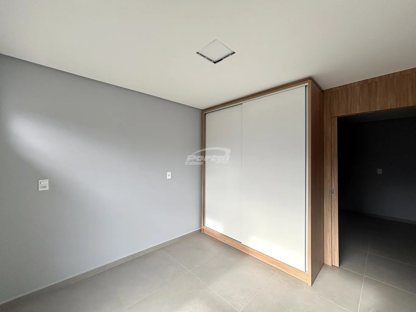 Apartamento de 35m, com ambiente funcional e bem distribuído, com 01 dormitório aconchegante, sala de estar integrada com rack para TV e uma cozinha com móveis sob medida. Conta com banheiro social integrado à área de serviço e 01 vaga de garagem coberta. — foto 3