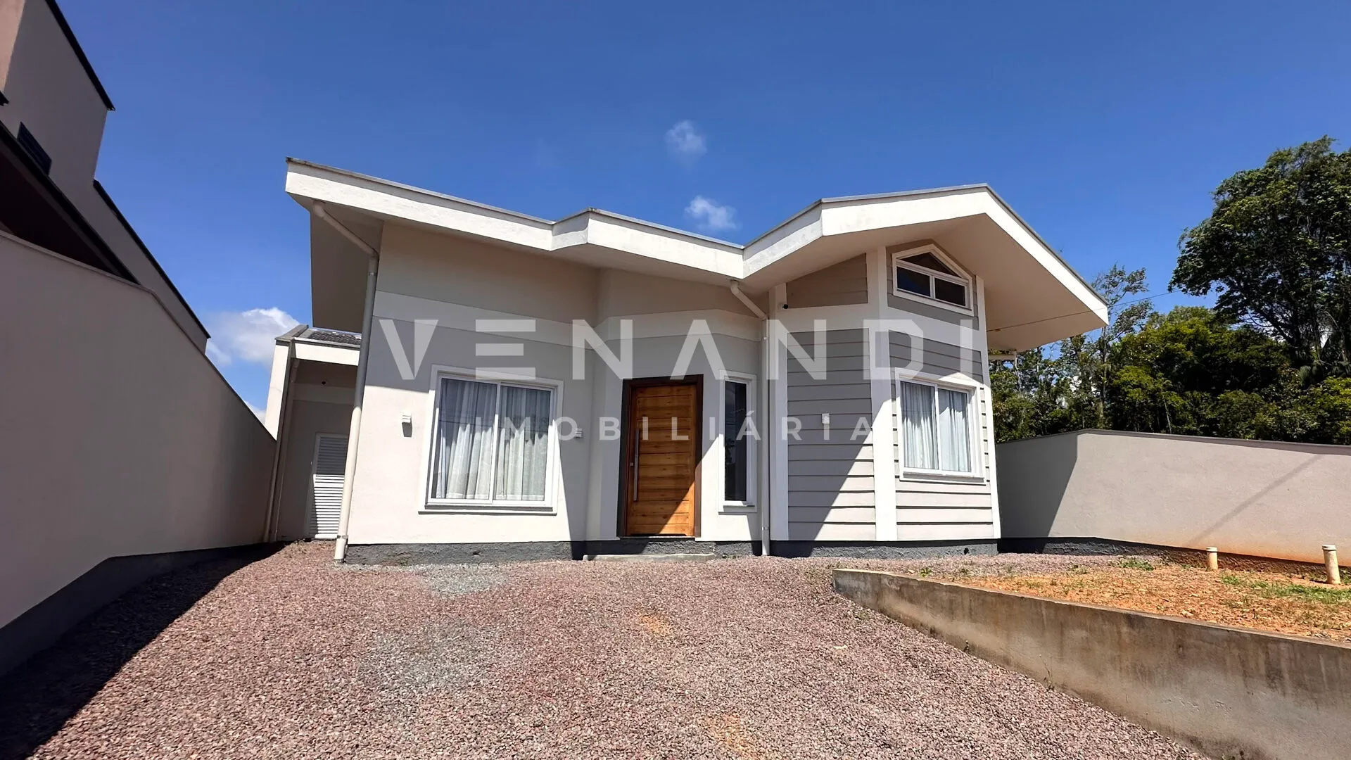 SEMIMOBILIADA | Casa estilo americano com terreno amplo - foto 1