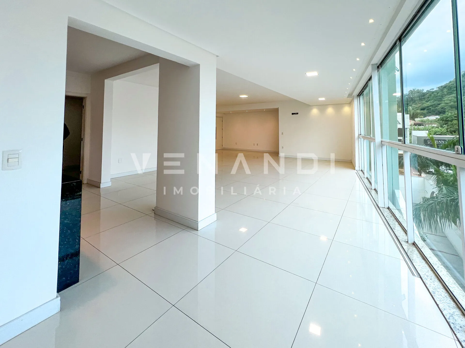 Apartamento à venda com 3 quartos e 3 suítes, 3 vagas, 218m² na região do bairro Estados, próximo à Rua Marechal Floriano Peixoto, Indaial — foto 6