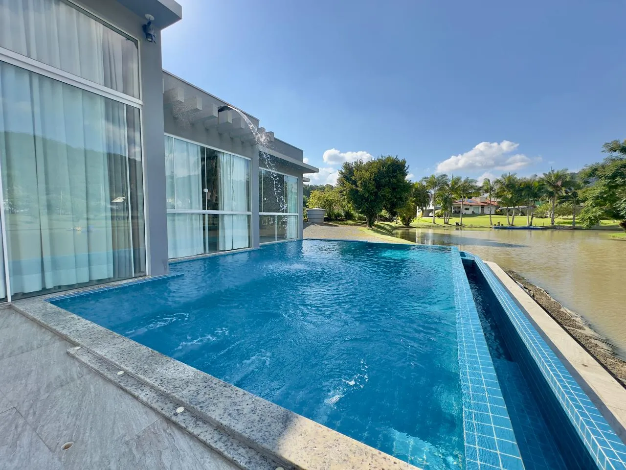 Casa de Altíssimo Padrão em Meio à Natureza — foto 4