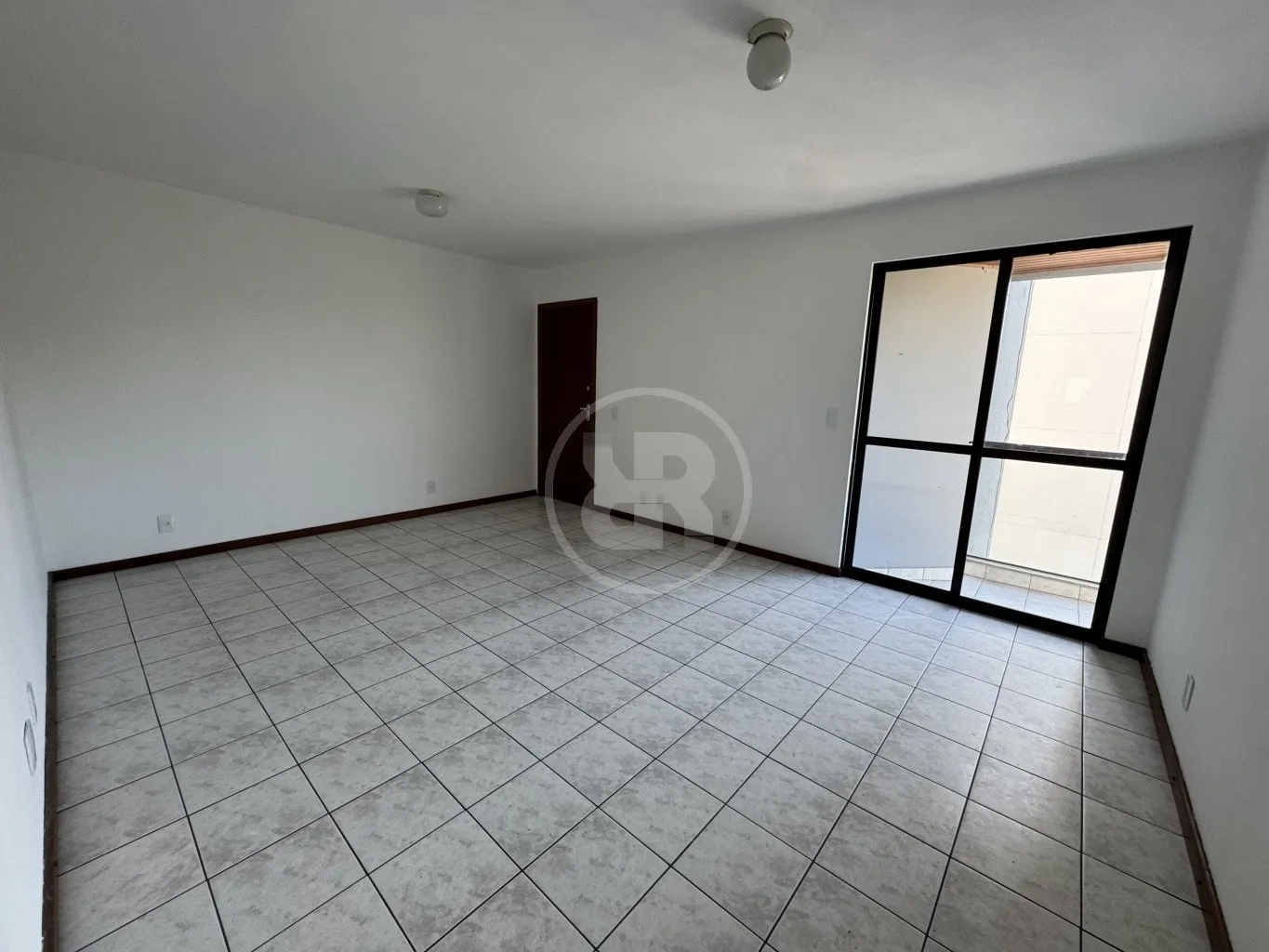 Apartamento de 2 Dormitórios (sendo 01 suíte) com sacada nos dormitórios, localizado ao lado da praça do estudante, no bairro Vila Nova em Blumenau/SC - foto 1