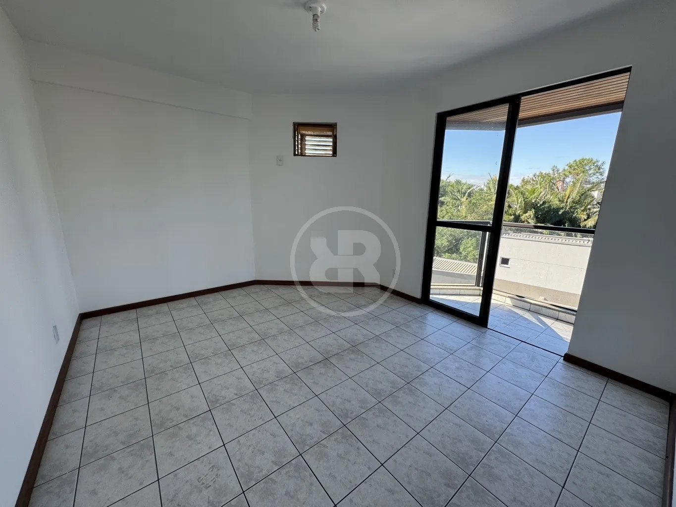 Apartamento de 2 Dormitórios (sendo 01 suíte) com sacada nos dormitórios, localizado ao lado da praça do estudante, no bairro Vila Nova em Blumenau/SC — foto 3