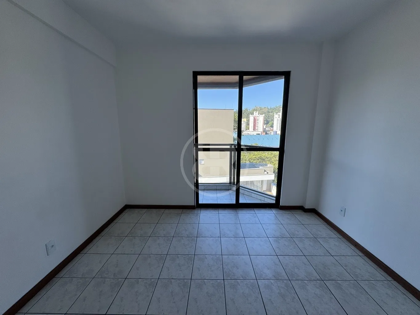 Apartamento de 2 Dormitórios (sendo 01 suíte) com sacada nos dormitórios, localizado ao lado da praça do estudante, no bairro Vila Nova em Blumenau/SC — foto 4