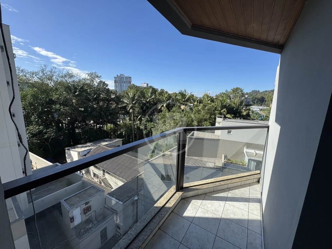 Apartamento de 2 Dormitórios (sendo 01 suíte) com sacada nos dormitórios, localizado ao lado da praça do estudante, no bairro Vila Nova em Blumenau/SC - foto 1