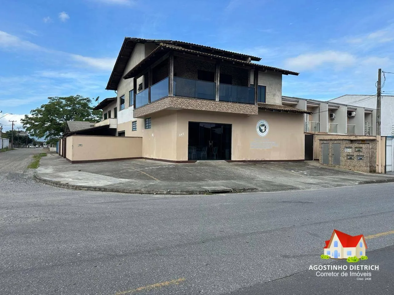 Sobrado Residencial / Comercial C/Aprox.590,00 m2 C/03 Aptos + Sala Comercial e C/Terreno de Esquina de 502,00 m2 No Bairro Aventureiro! — foto 3