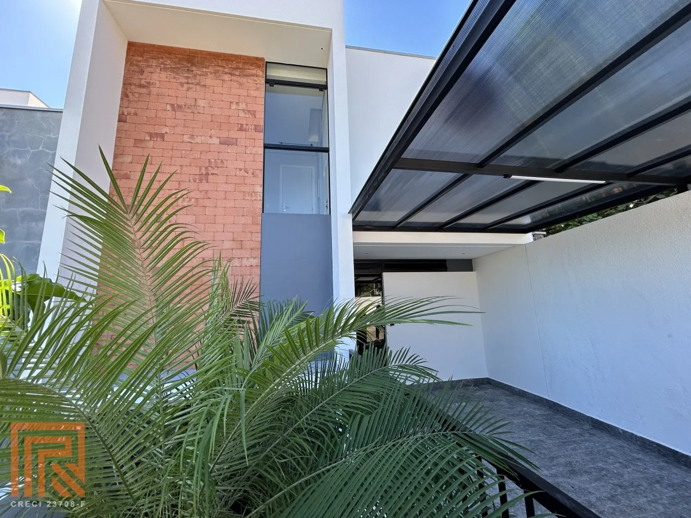 Sobrado Triplex com 03 dormitórios sendo 01 suíte com closet- com Piscina Privativa - 110m de Área Privativa - foto 1