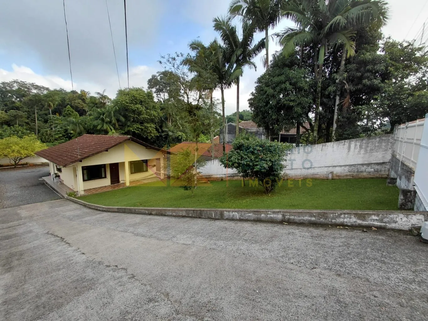 Ótimo terreno com casa de alvenaria em excelente localização no Bairro Salto Weissbach — foto 2