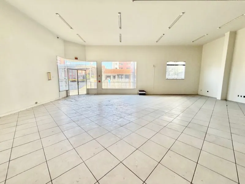 Prédio Comercial com 747, 96 m de Área Construída | 3 Pavimentos, Docas, Elevador de Carga e descarga e 10 Vagas Próx. ao Centro, para venda — foto 2