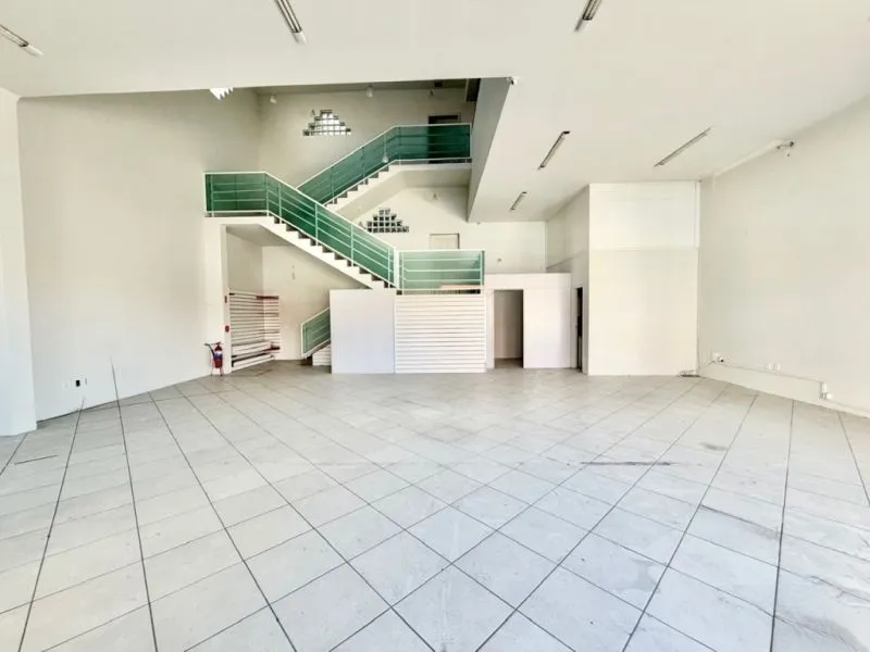 Prédio Comercial com 747, 96 m de Área Construída | 3 Pavimentos, Docas, Elevador de Carga e descarga e 10 Vagas Próx. ao Centro, para venda — foto 3