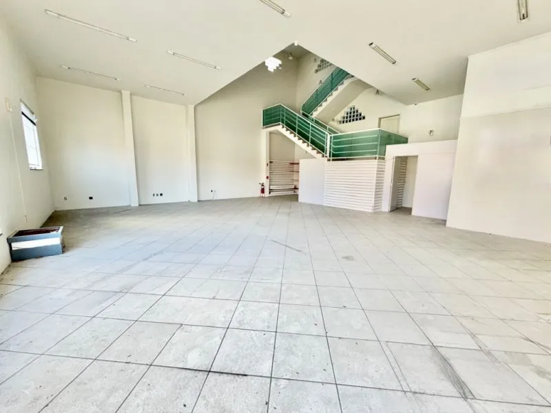 Prédio Comercial com 747, 96 m de Área Construída | 3 Pavimentos, Docas, Elevador de Carga e descarga e 10 Vagas Próx. ao Centro, para venda — foto 4