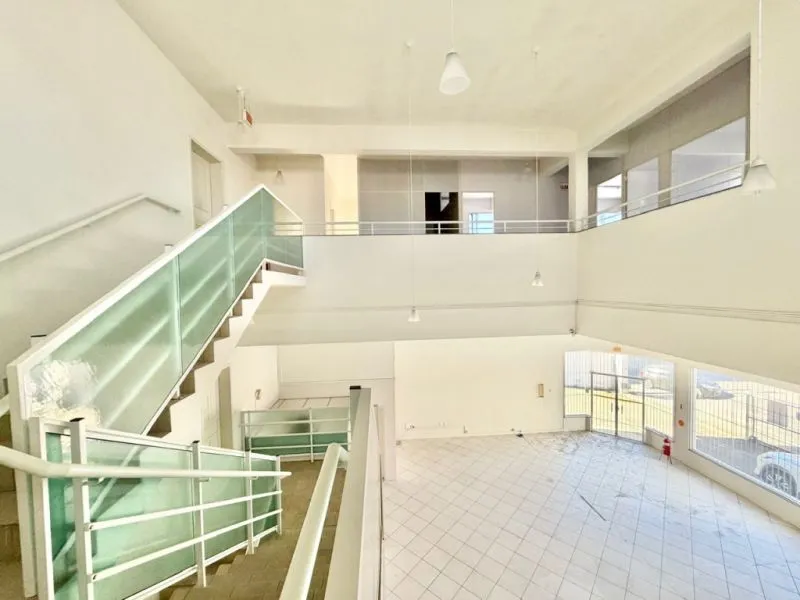 Prédio Comercial com 747, 96 m de Área Construída | 3 Pavimentos, Docas, Elevador de Carga e descarga e 10 Vagas Próx. ao Centro, para venda — foto 5