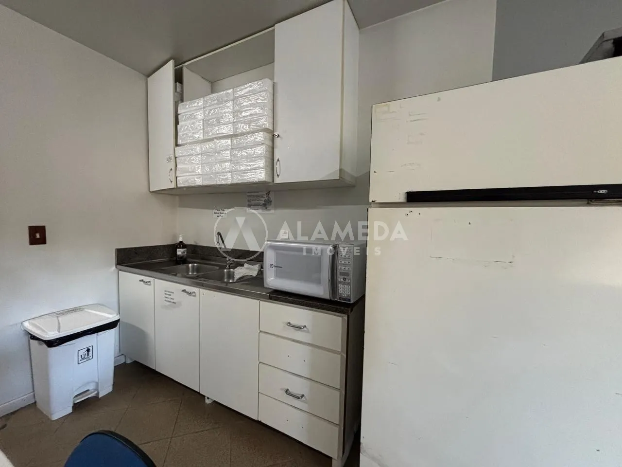 SALA À VENDA NO BAIRRO CENTRO, EXCELENTE PONTO COMERCIAL. — foto 2