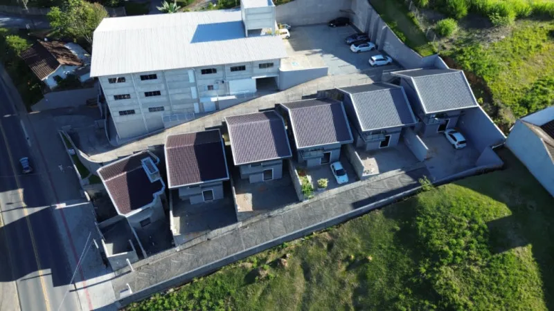 Sobrado no bairro Tribess, casa 01 ponta, com 03 dormitórios, sendo 1 suíte - foto 1