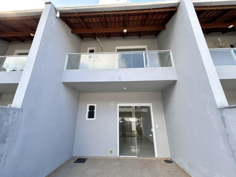 Com aproxidamente 78m, 02 dormitórios, sendo 01 com sacada, sala de estar, cozinha e sala de jantar conjugadas, banheiro social, area de serviço separada, espaço de quintal na frente e fundos e 01 vaga de garagem! - foto 1