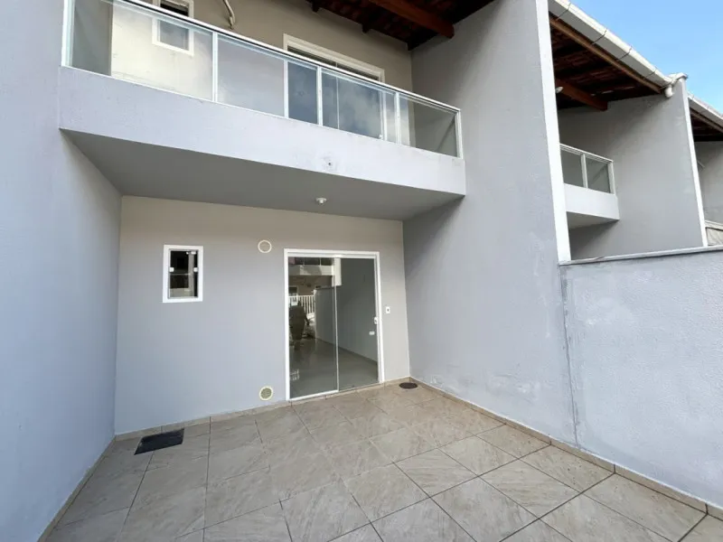 Com aproxidamente 78m, 02 dormitórios, sendo 01 com sacada, sala de estar, cozinha e sala de jantar conjugadas, banheiro social, area de serviço separada, espaço de quintal na frente e fundos e 01 vaga de garagem! — foto 2