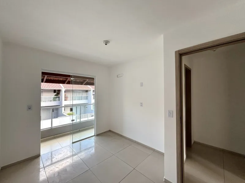 Com aproxidamente 78m, 02 dormitórios, sendo 01 com sacada, sala de estar, cozinha e sala de jantar conjugadas, banheiro social, area de serviço separada, espaço de quintal na frente e fundos e 01 vaga de garagem! — foto 3