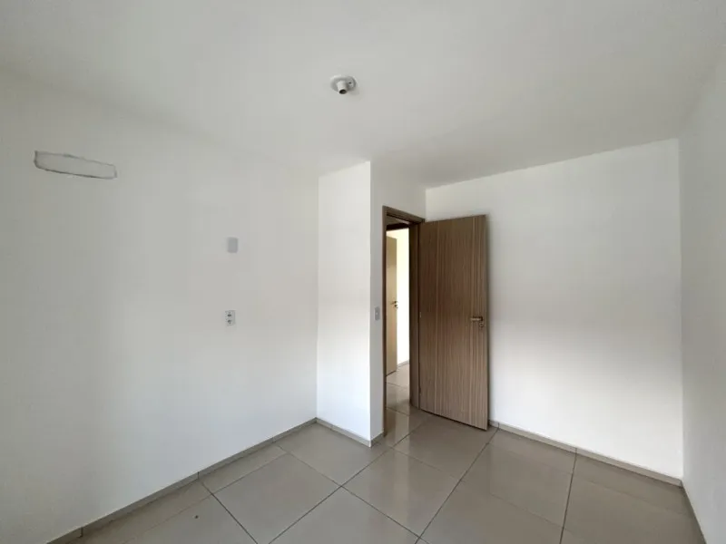 Com aproxidamente 78m, 02 dormitórios, sendo 01 com sacada, sala de estar, cozinha e sala de jantar conjugadas, banheiro social, area de serviço separada, espaço de quintal na frente e fundos e 01 vaga de garagem! — foto 4