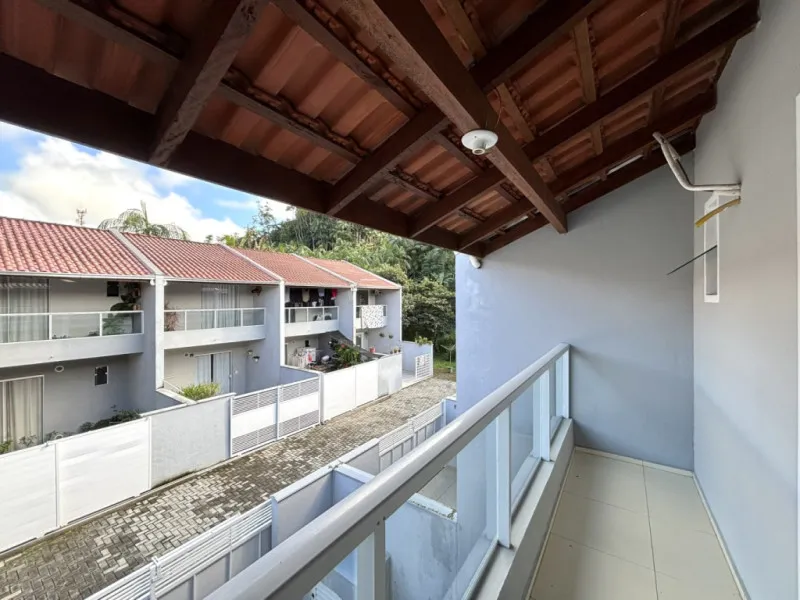 Com aproxidamente 78m, 02 dormitórios, sendo 01 com sacada, sala de estar, cozinha e sala de jantar conjugadas, banheiro social, area de serviço separada, espaço de quintal na frente e fundos e 01 vaga de garagem! — foto 5