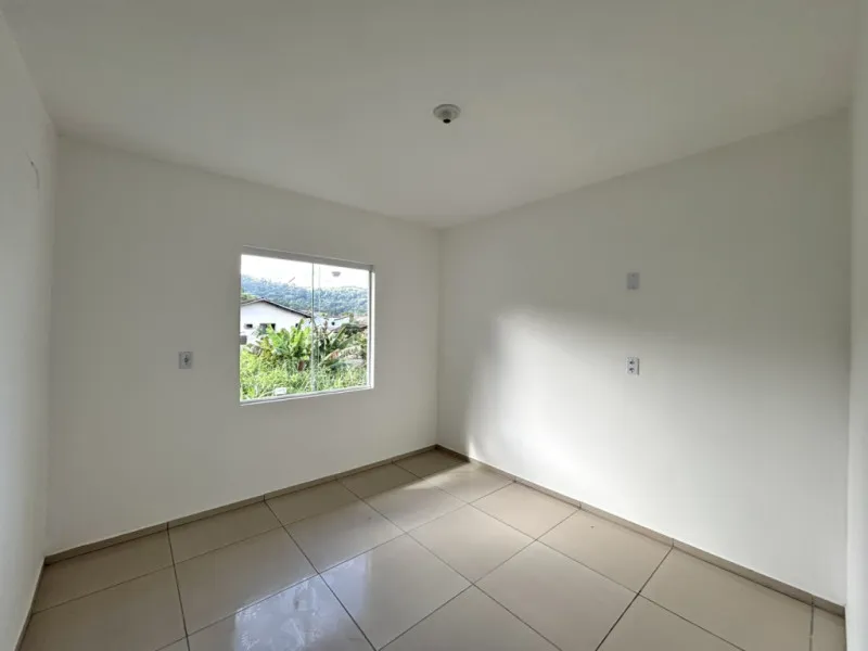 Com aproxidamente 78m, 02 dormitórios, sendo 01 com sacada, sala de estar, cozinha e sala de jantar conjugadas, banheiro social, area de serviço separada, espaço de quintal na frente e fundos e 01 vaga de garagem! — foto 6