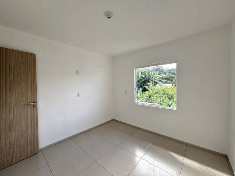 Com aproxidamente 78m, 02 dormitórios, sendo 01 com sacada, sala de estar, cozinha e sala de jantar conjugadas, banheiro social, area de serviço separada, espaço de quintal na frente e fundos e 01 vaga de garagem! — foto 7