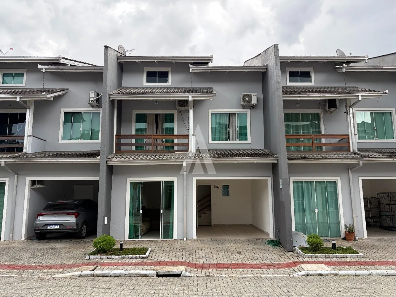 Sobrado geminado com 1 suíte e 2 quartos à venda no bairro Floresta em Joinville-SC por R$550.000,00. - foto 1