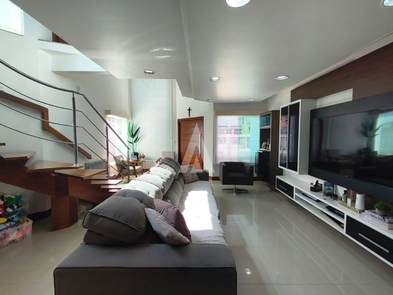 Casa com 1 suíte e 2 quartos à venda no bairro Iririú em Joinville-SC por R$1.698.000,00. - foto 1