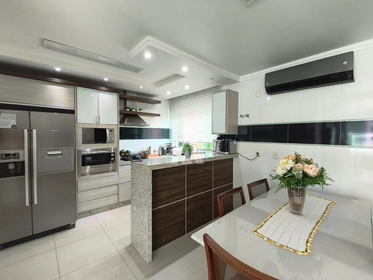 Casa com 1 suíte e 2 quartos à venda no bairro Iririú em Joinville-SC por R$1.698.000,00. — foto 2