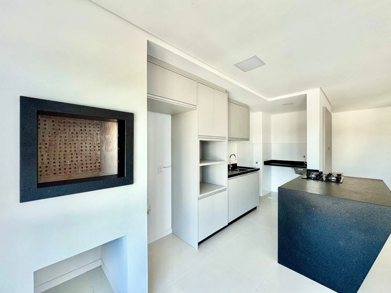 Apartamento semimobiliado com suíte próximo à Vila Germânica no bairro Água Verde - foto 1