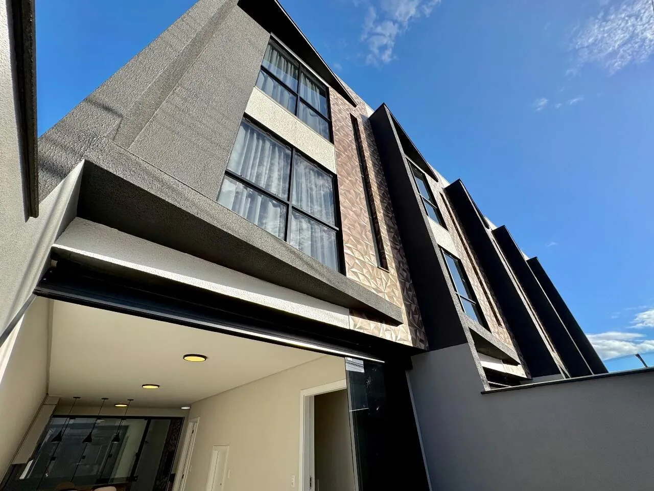 Sobrado Triplex com 2 Suítes no Bairro Escola Agrícola - foto 1