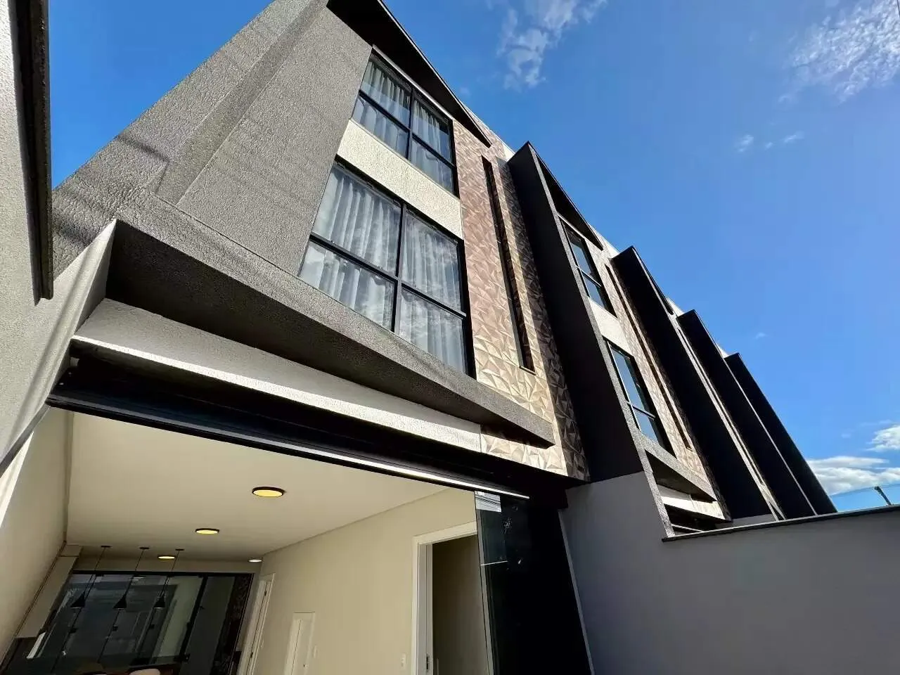 Sobrado Triplex com 2 Suítes no Bairro Escola Agrícola - foto 1