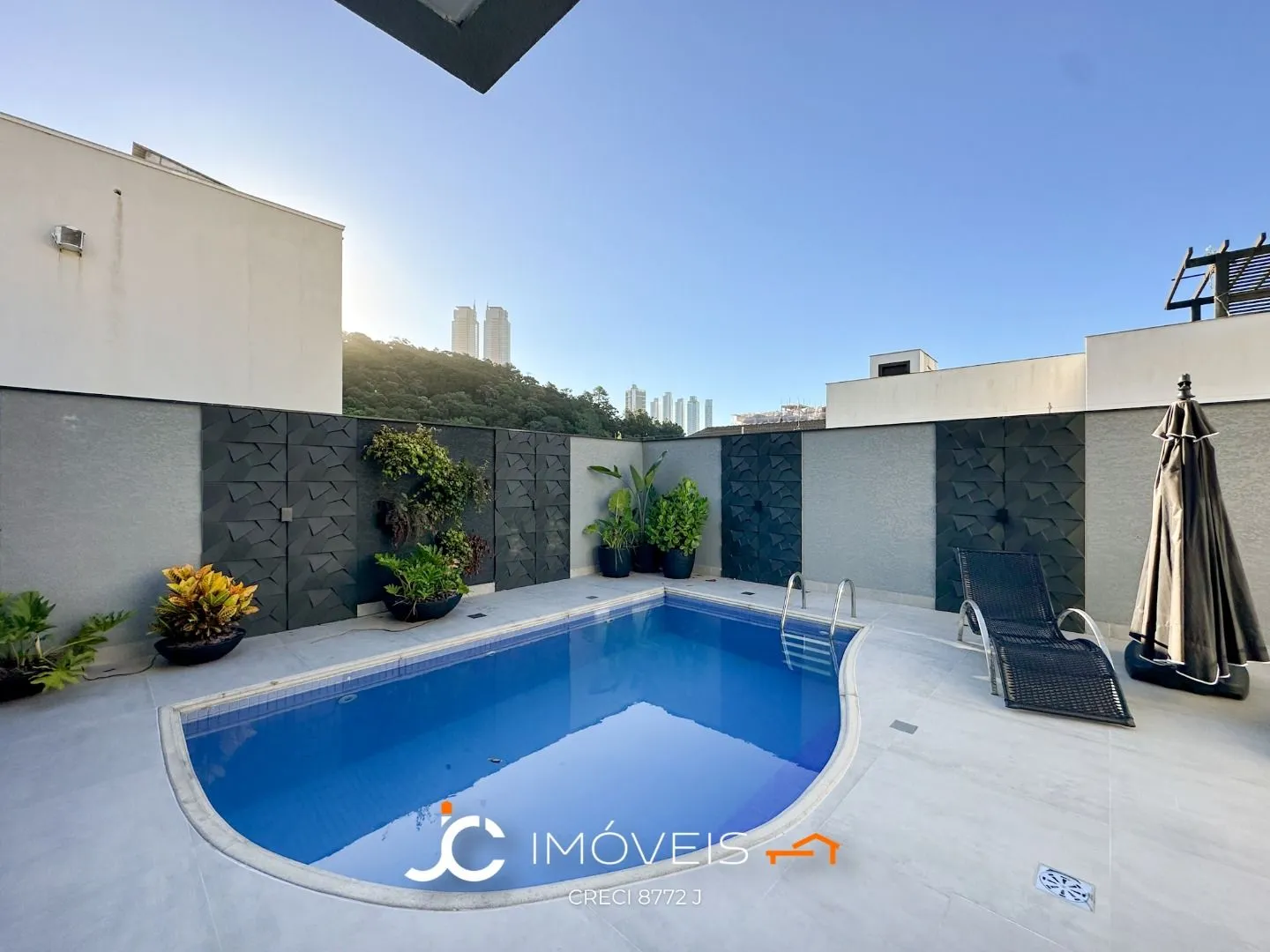 Casa à venda com 4 quartos e 4 suítes, 4 vagas, 270m² na região do bairro Barra, próximo à Avenida Hermógenes Assis Feijó, Balneário Camboriú — foto 2
