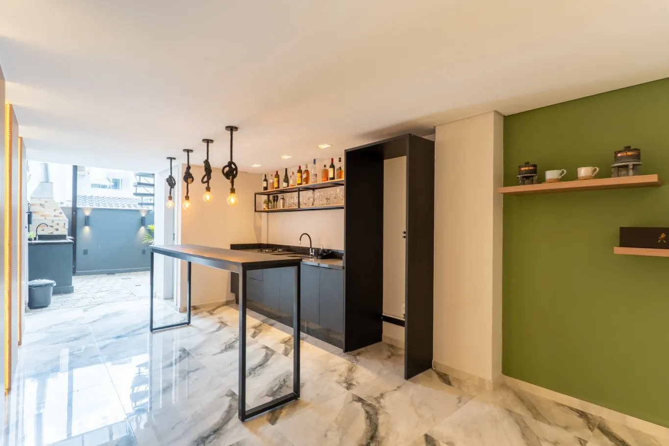 Sobrado Semimobiliado com uma excelente área de festas no bairro Água Verde. - foto 1