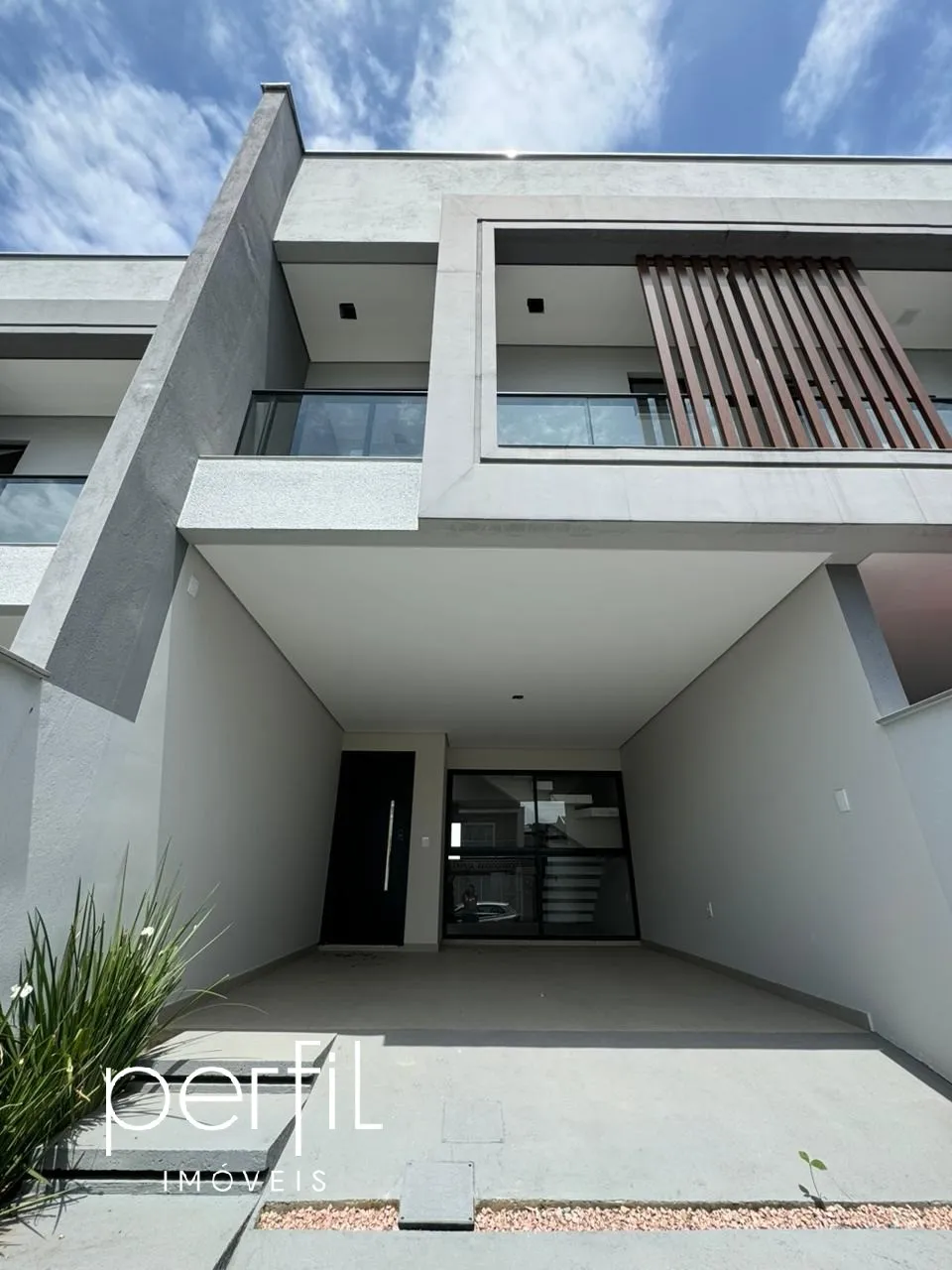 Casa à venda com 3 quartos e 1 suíte, 2 vagas, 105m² no Bom Retiro, Joinville - foto 1